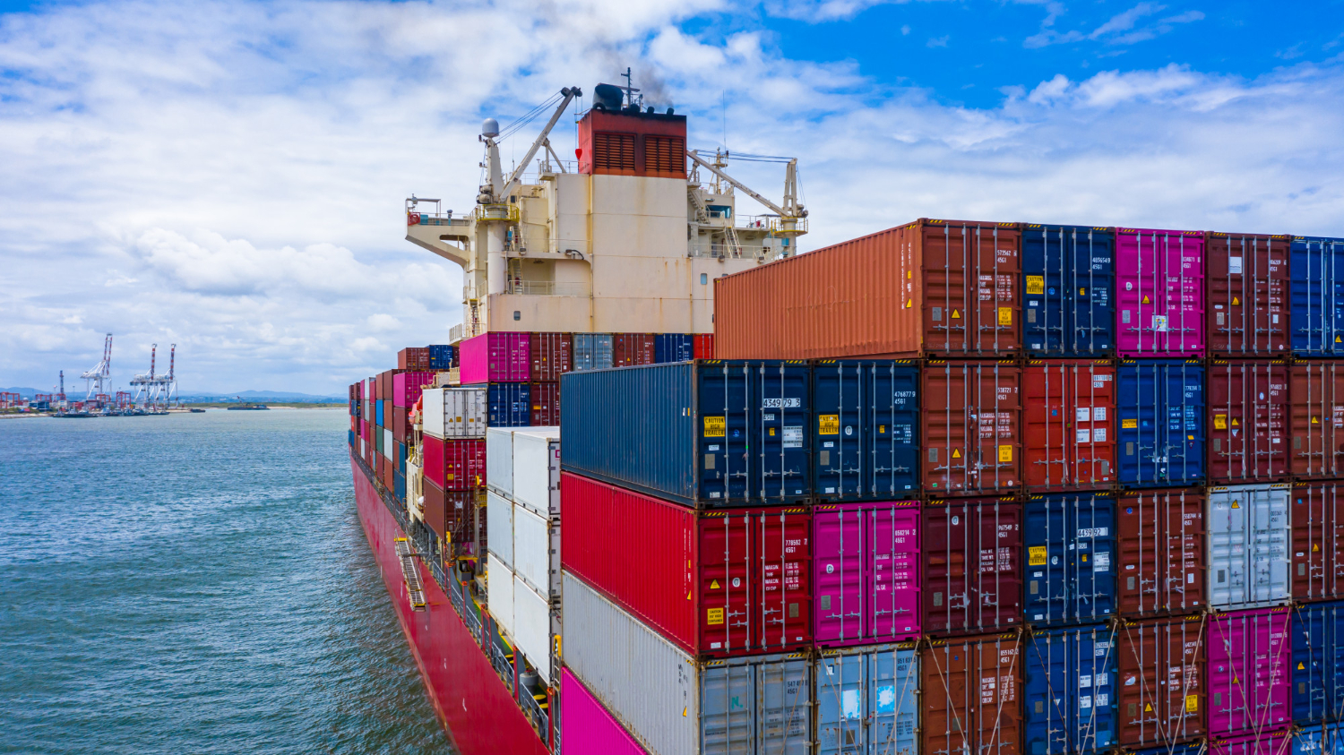 portacontenedores-que-transporta-contenedores-importacion-exportacion-mercancias-comerciales-vista-aerea-portacontenedores-que-llegan-al-puerto-comercial